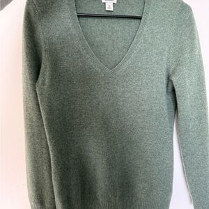 L.L. Bean 100% cashmere Sage  V-Neck Sweater